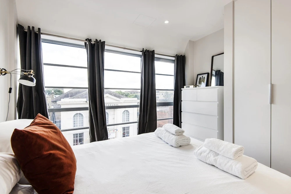 Panoramic Peckham Home by the Overground Station