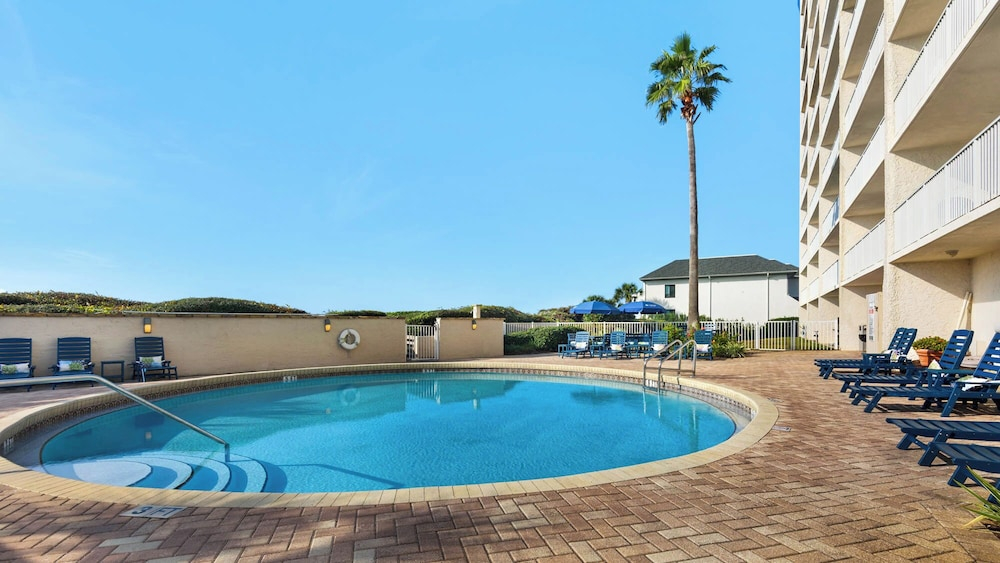 12th-floor Gulf Views w/ Private Beach + Free Tickets: Dolphin Cruise & More