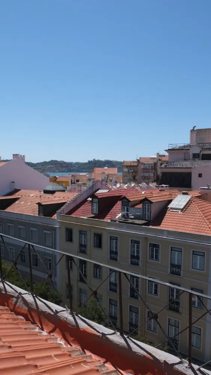 Quiet and Sunny central Lisbon apartment