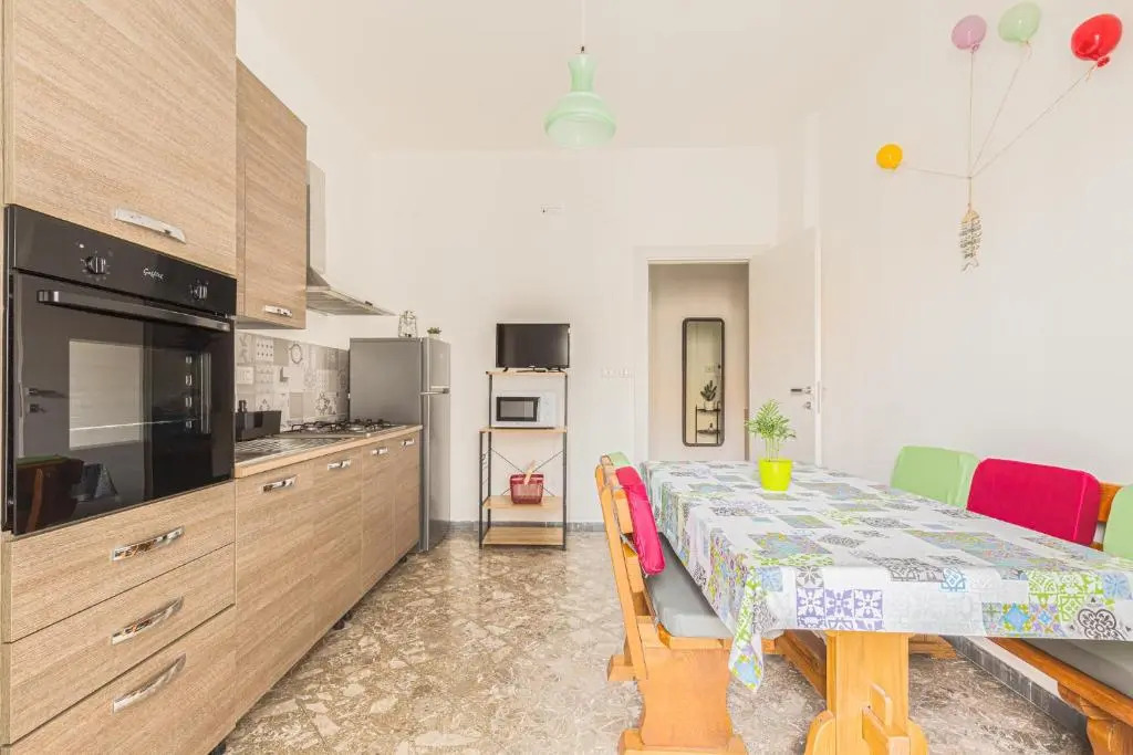 RobertONE Guest House