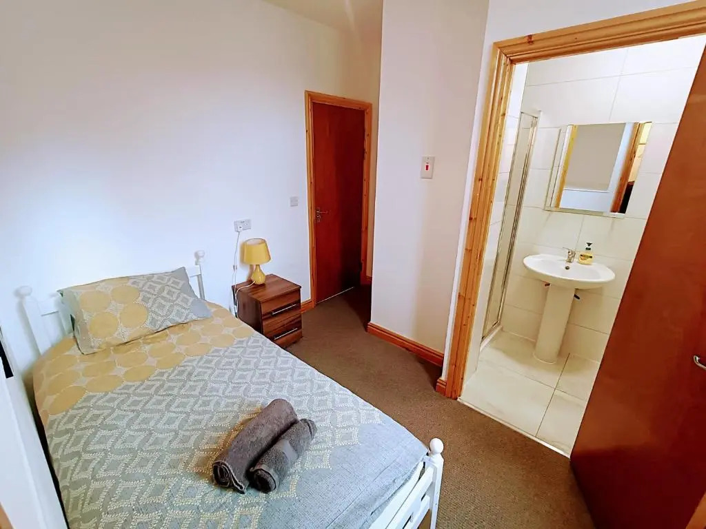 Spacious 3-Bedroom House Near Leeds City Centre By Homebird Property Management Short Lets & Serviced Accommodation Leeds With En-Suite Bathrooms & Free Parking