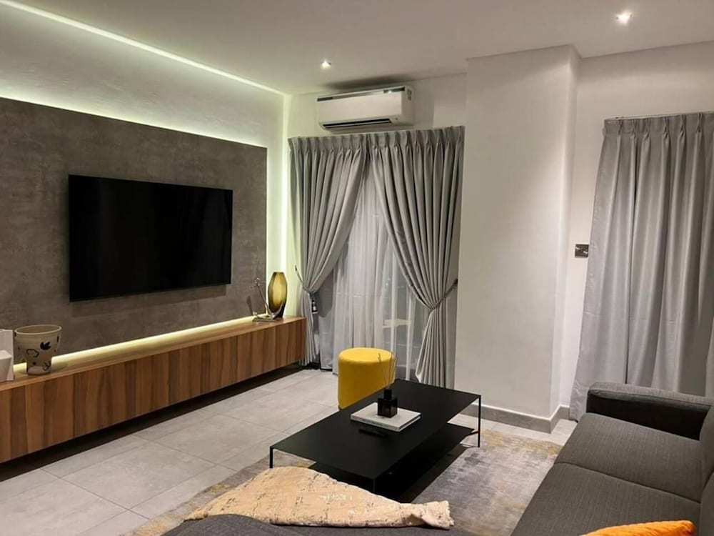 Fantastic Luxury Gem-5star Location, Pool, Gym