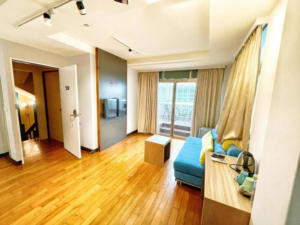 Breeze and Waves Hostel