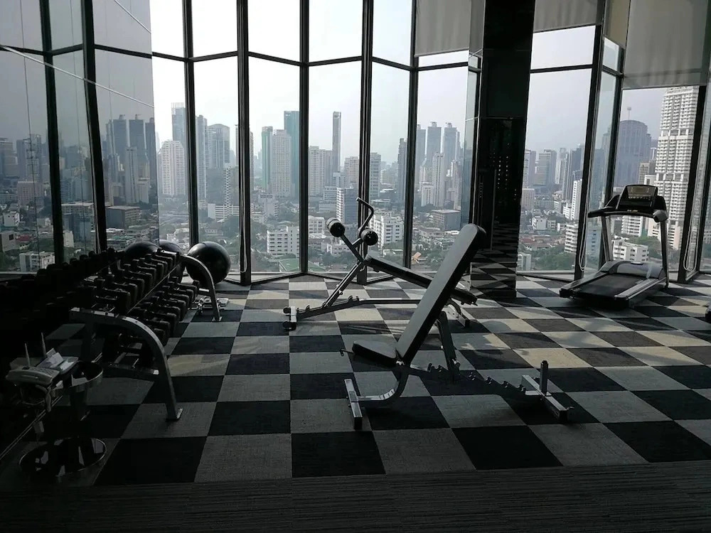 Modern Condo in Khlong Toei Balcony, Gym, & Fast Wifi