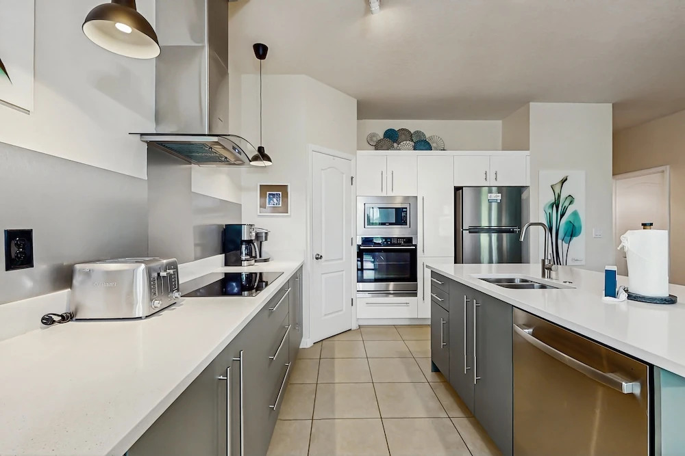 Dog-friendly Ground-floor Home in Gated Community W/lake Views & Enclosed Patio