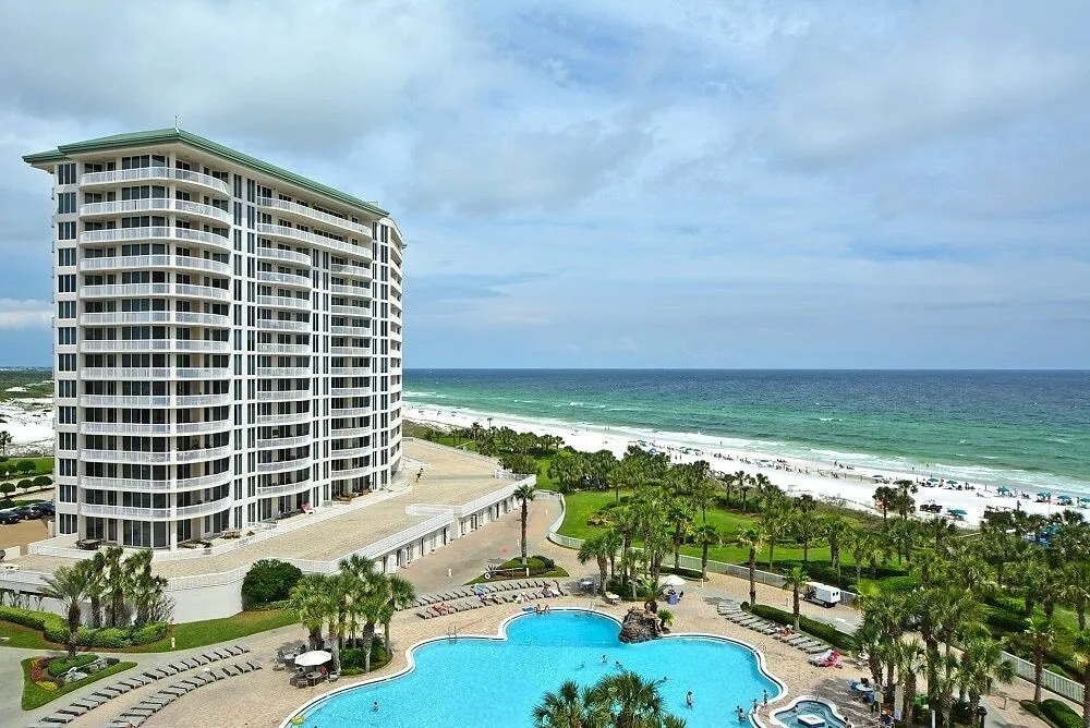 The Gem - 3 Br condo by RedAwning
