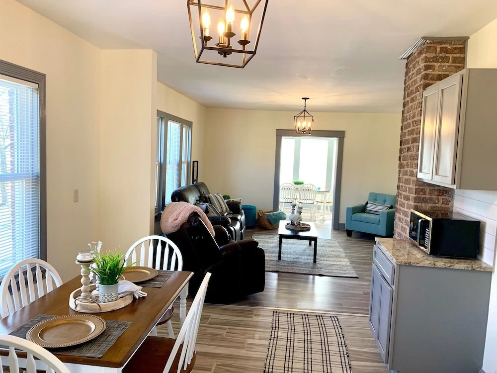 The Trotter Manor - With Private Yard & Parking, Near Falls & Casino by Niagara Hospital