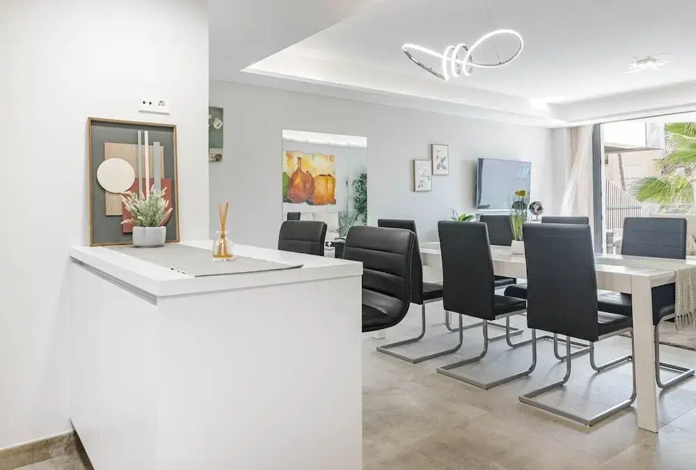 Inf4.2p - Modern City Apartment Near the Beach