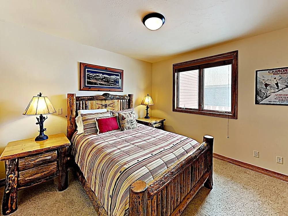 New Listing! Huge Townhome W/ Private Garage 4 Bedroom Townhouse
