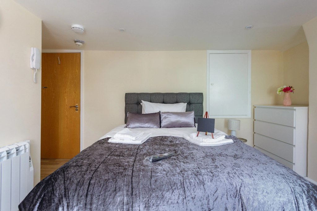 St Marys Modern Central Huge Studio Apartments