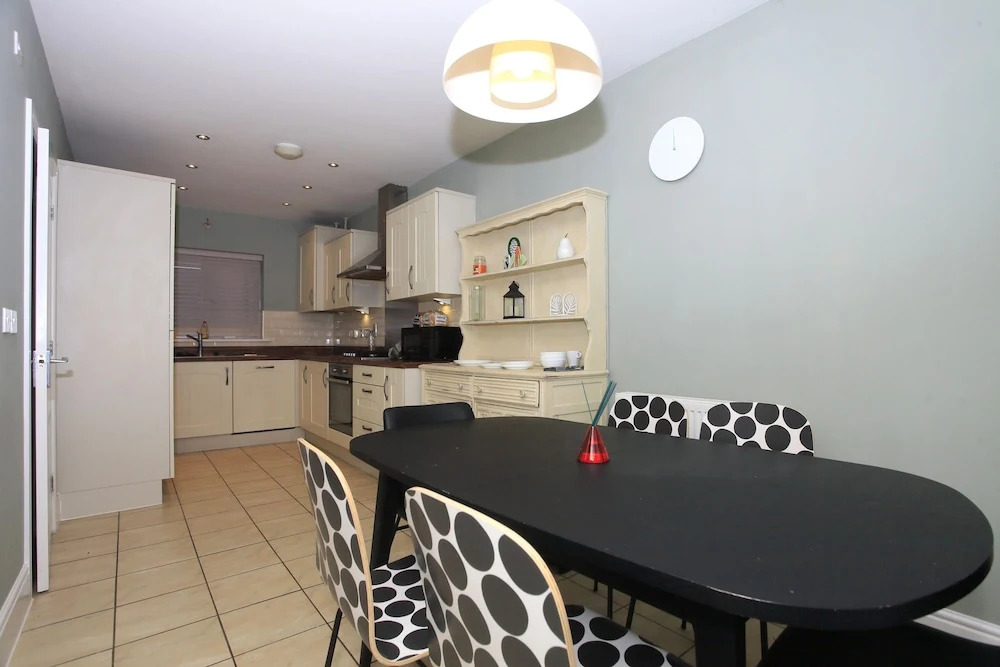 Beautiful 5 Bed Detached House - Sleeps 9