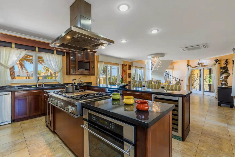 Luxury 4br4ba Villa w Hottub Pool Ocean Views