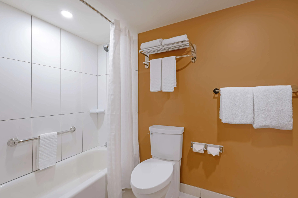 Best Western Plus Emerald Isle Hotel
