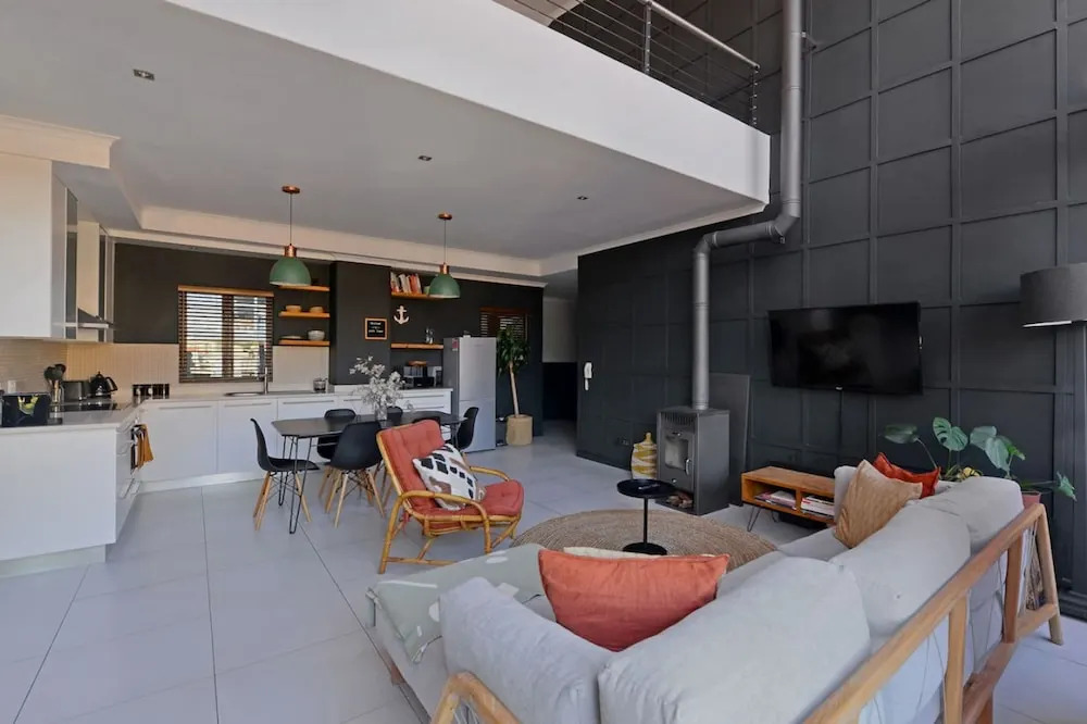 Top-floor 2 Bed Unmatched Table Mountain Views