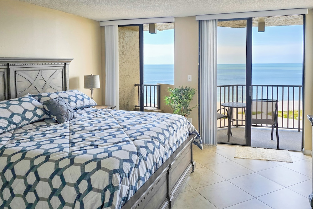 Walk to Sand Key! 11th-floor Clearwater Beach Gem