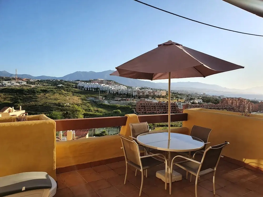 3 Bed Penthouse - Sleeps 8 - Pool - Sea View