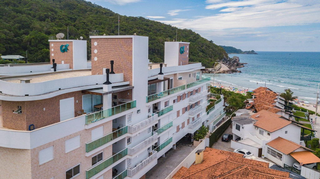 Excelente apartamento em condomínio pé na Areia.