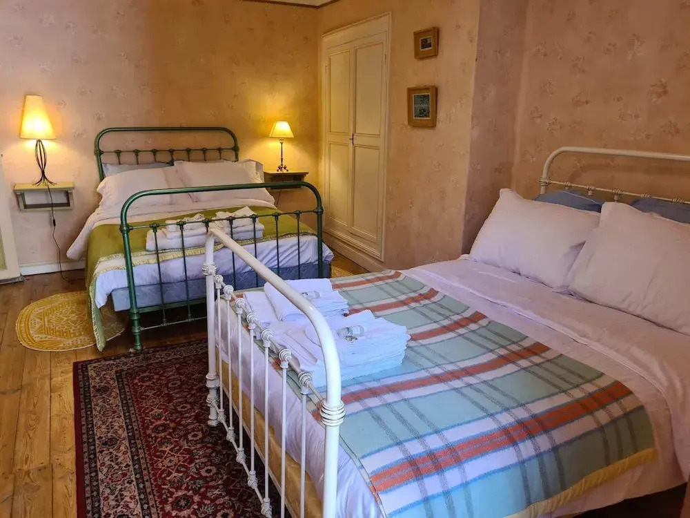 Les Etrangers a lancien Hotel des Etrangers