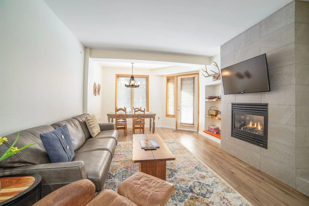Updated W/ Pool & Hot Tub - Walk To Lift! 2 Bedroom Condo