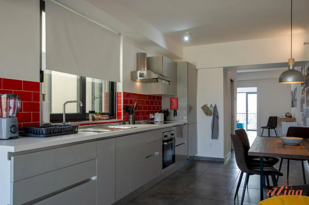 2 Bed Apartment w Distant Sea and Country Views