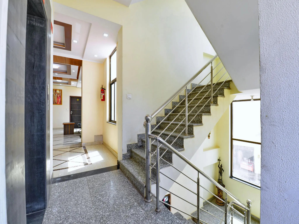 OYO 6670 Hotel Himalaya Tower
