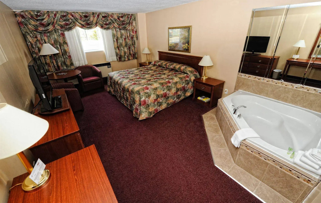 Adams Airport Inn