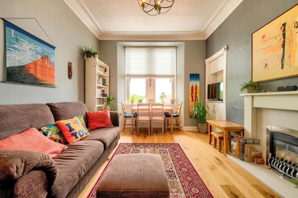 Bright and Airy Apartment in Canonmills