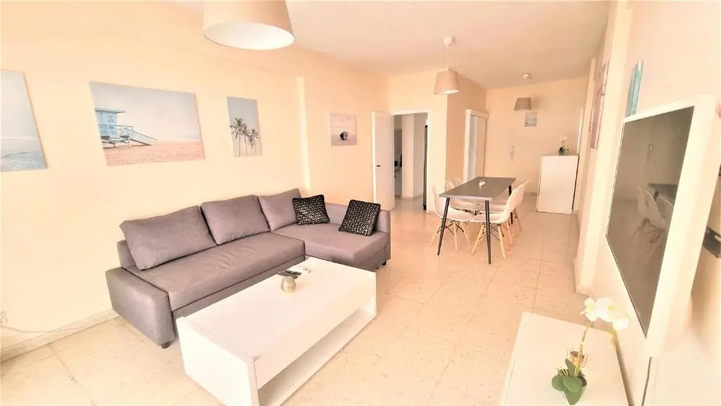 Comfy 2BR Apartment in the City Center, FREE PARKING and 3min walk to the beach!