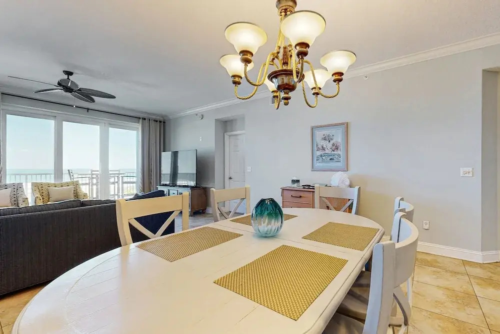 Oceanfront Condo With Great Ocean View, Balcony, Fast Wifi & 2 Shared Pools