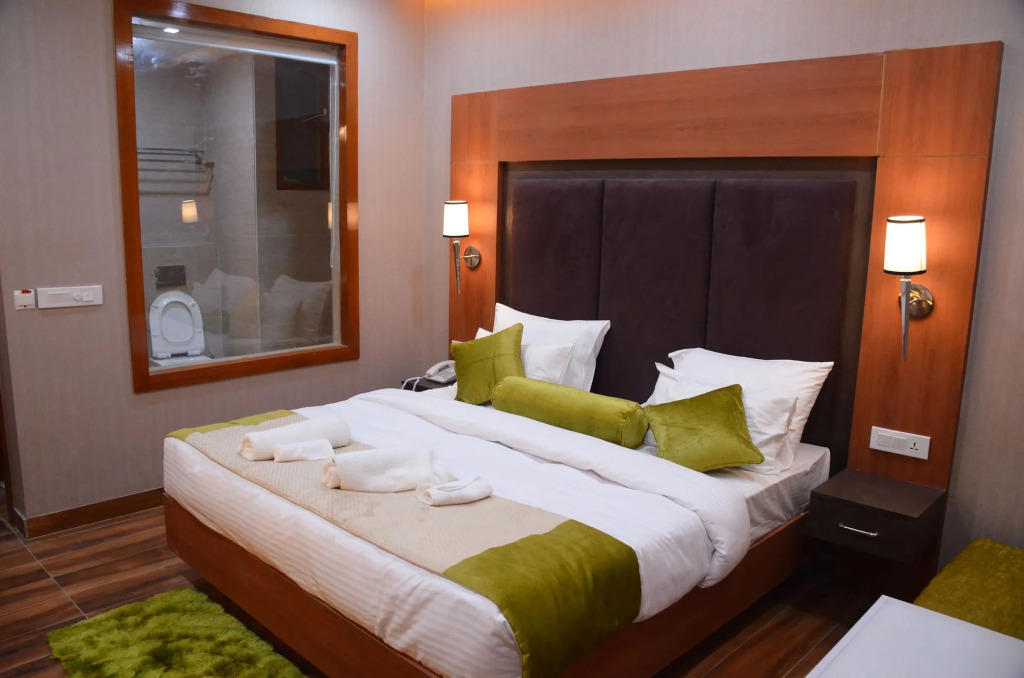 The Global Hotel by Platinum I 100m Medanta Hospital I Sector-38 I Gurgaon