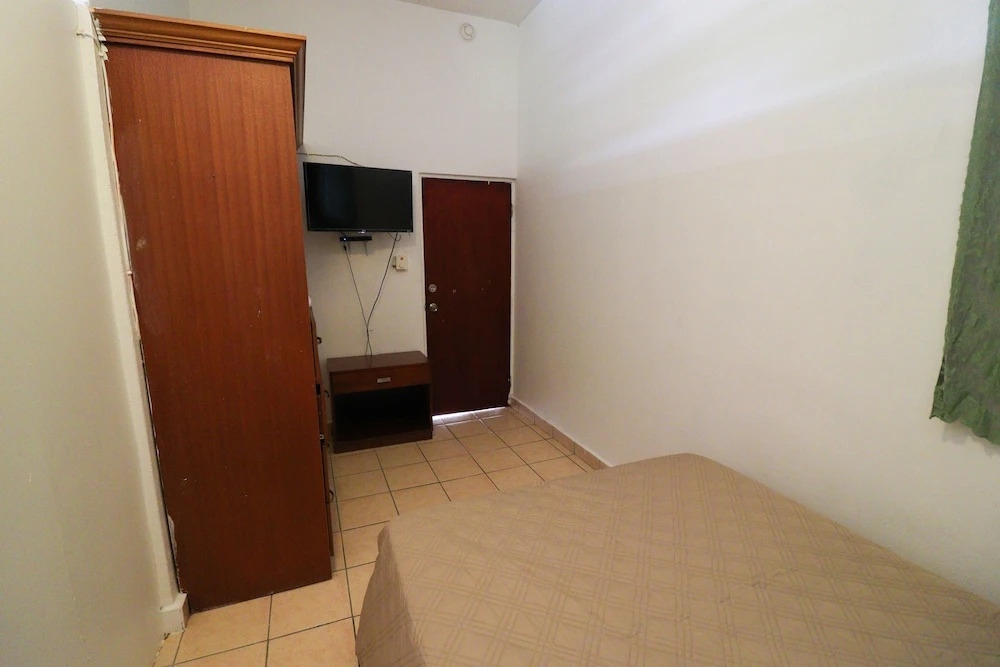 Henry's GuestHouse - Hostel