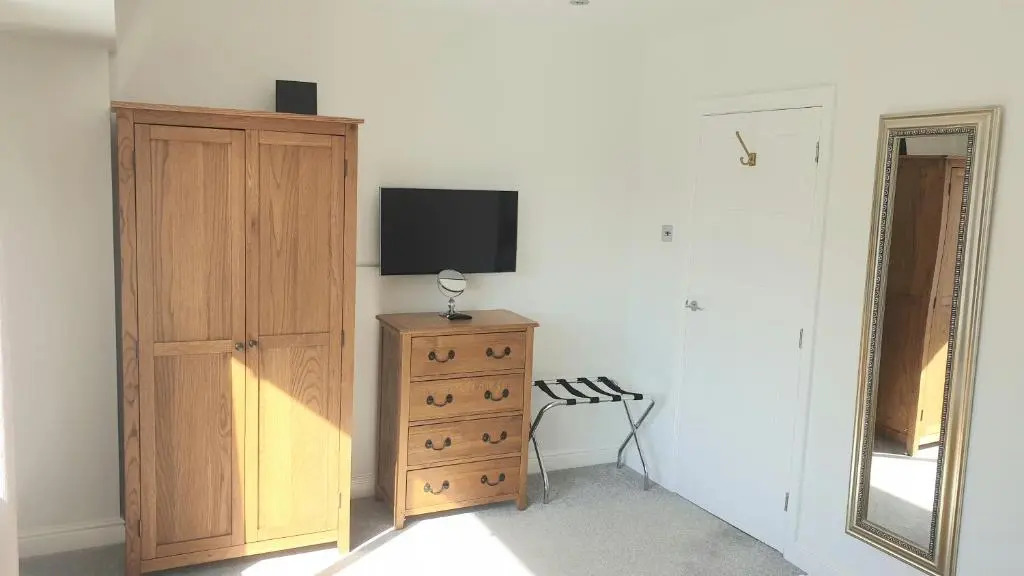 Large modern self contained apartment in Lymington