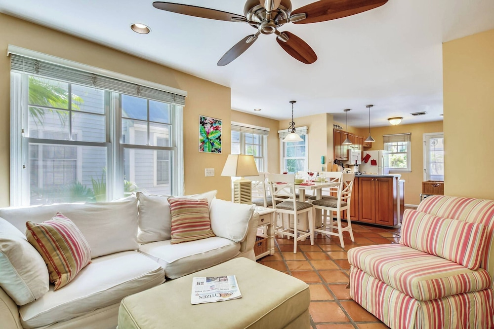 Cottage by the Pool by Avantstay w/ Balcony, BBQ & Shared Pool! Month Long Stays Only