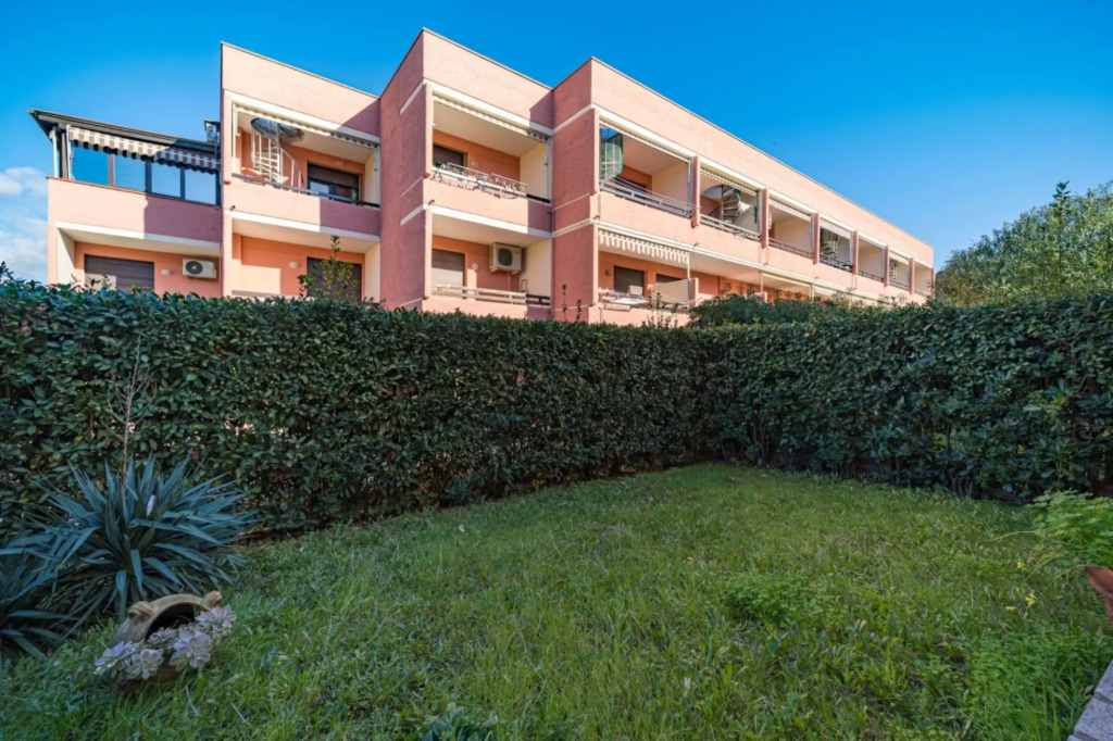 Bilo Sofi with small terrace overlooking the large garden very close to the center of Marina di Camp-BILO SOFI CON GIARDINO