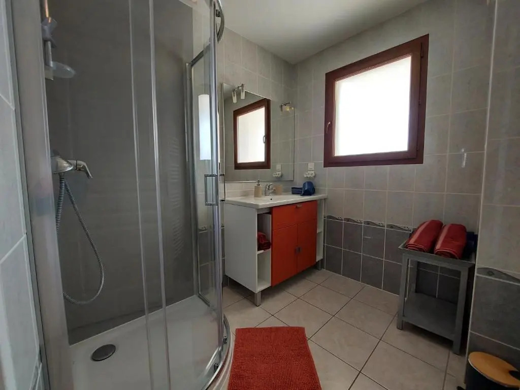 Au cœur de St Jorioz, spacieux appartement avec terrasse et vue montagne.