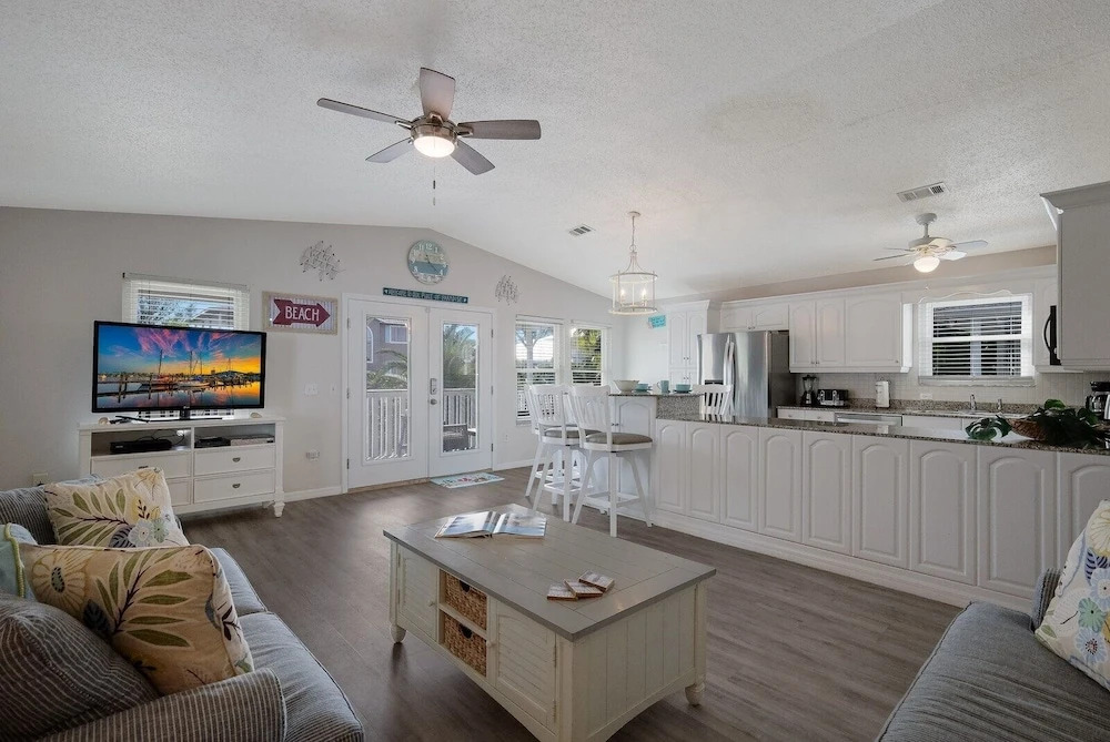 Canario  3 Bedroom Home by RedAwning