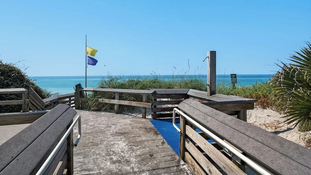 Private Pool, 3 Minutes to the Beach, Hidden Oasis in BMB