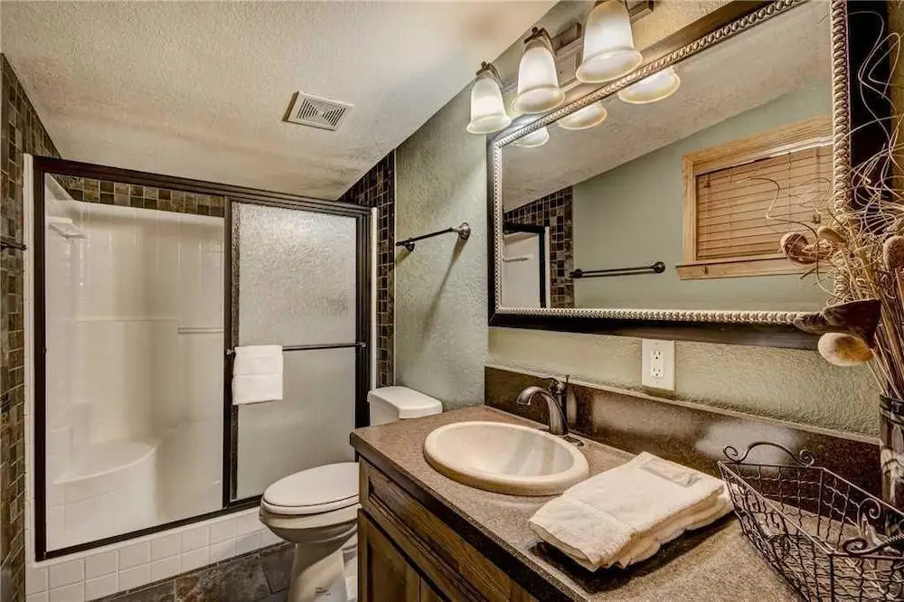 A Stones Thoreau - Two Bedroom Cabin with Hot Tub