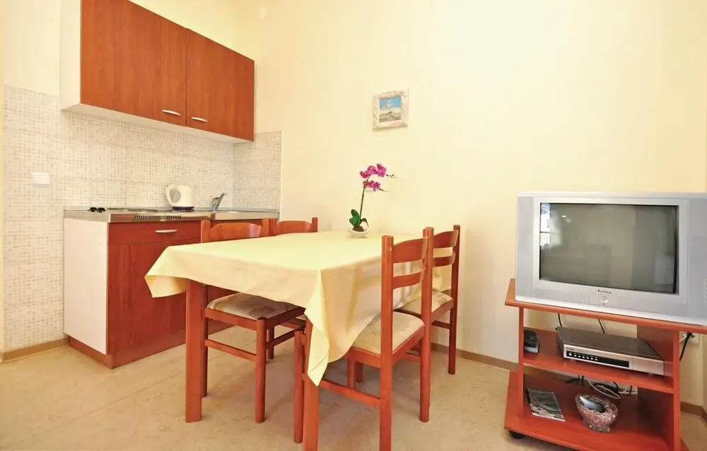 Nice Home in Mimice With Wifi and 2 Bedrooms