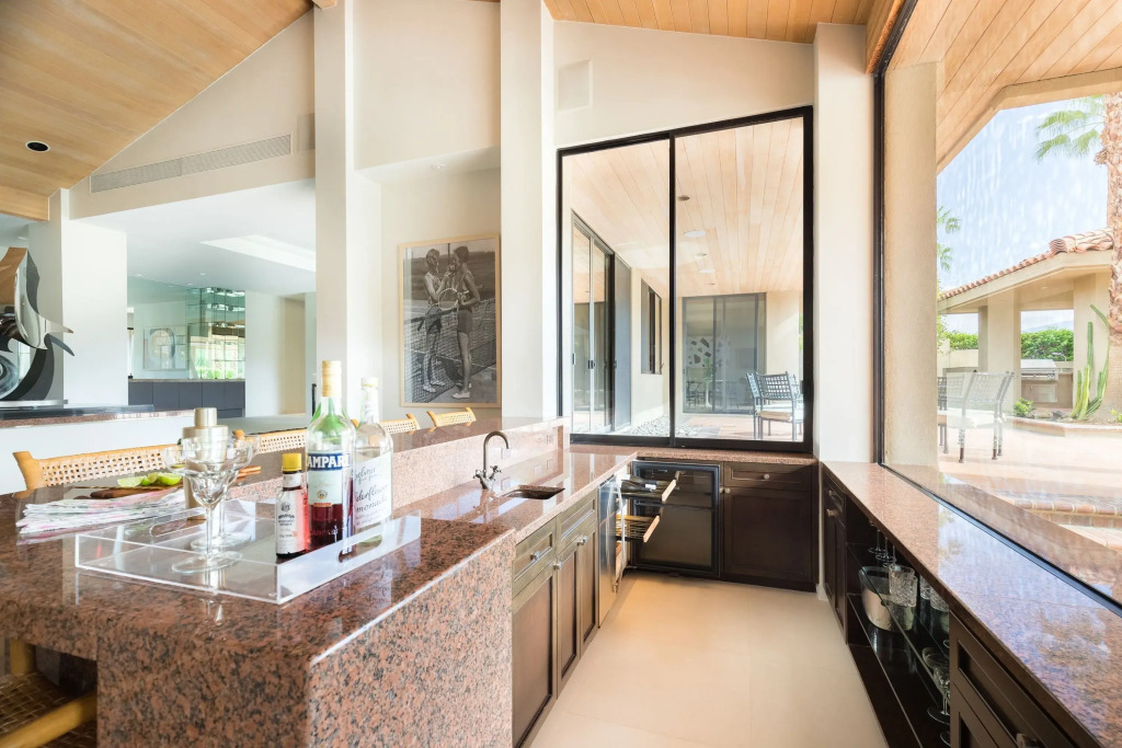 Moonshine by Avantstay Modern & Stylish Estate w/ Bar, Fire Pit & Hot Tub 5 bd