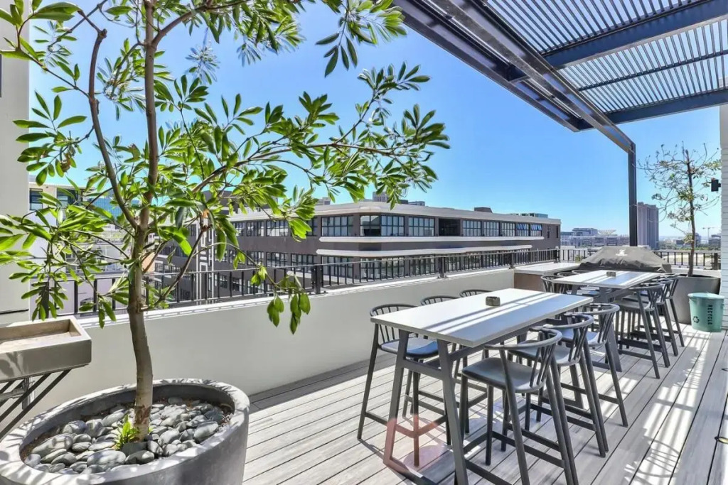 Upmarket East City Apartment w views
