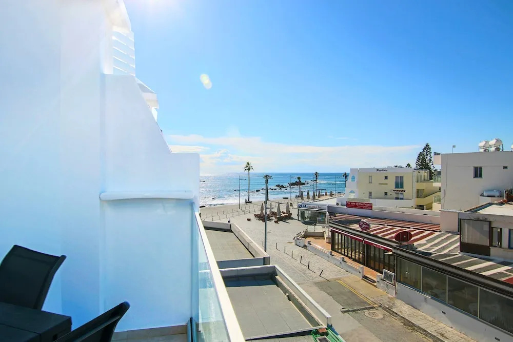 Phaedrus Living: Seaside Residence Lighthouse 70