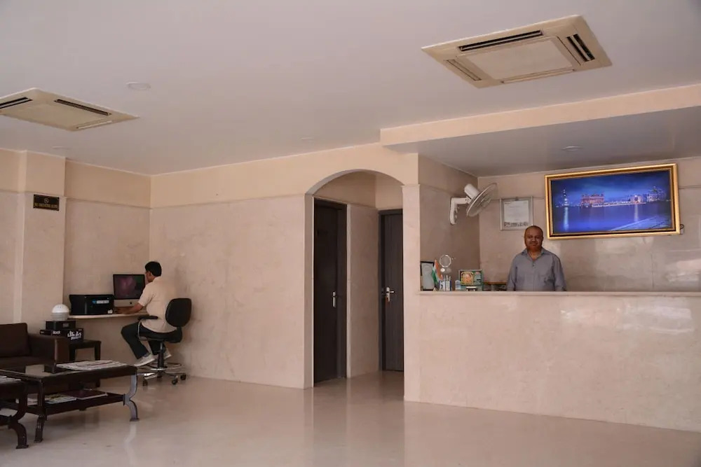 OYO Premium WEA Karol Bagh 2