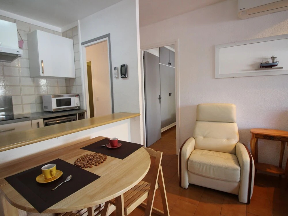2 bedroom apartment within walking distance to the beach