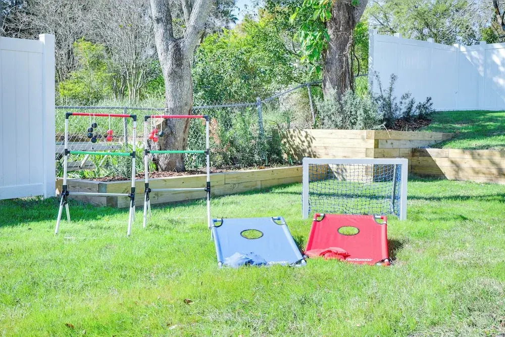 Lakeland Retreat: Private Heated Pool & Yard Games