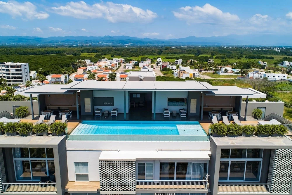 Modern Condo With Breathtaking Views, Infinity Pool, and en Suite Bedrooms