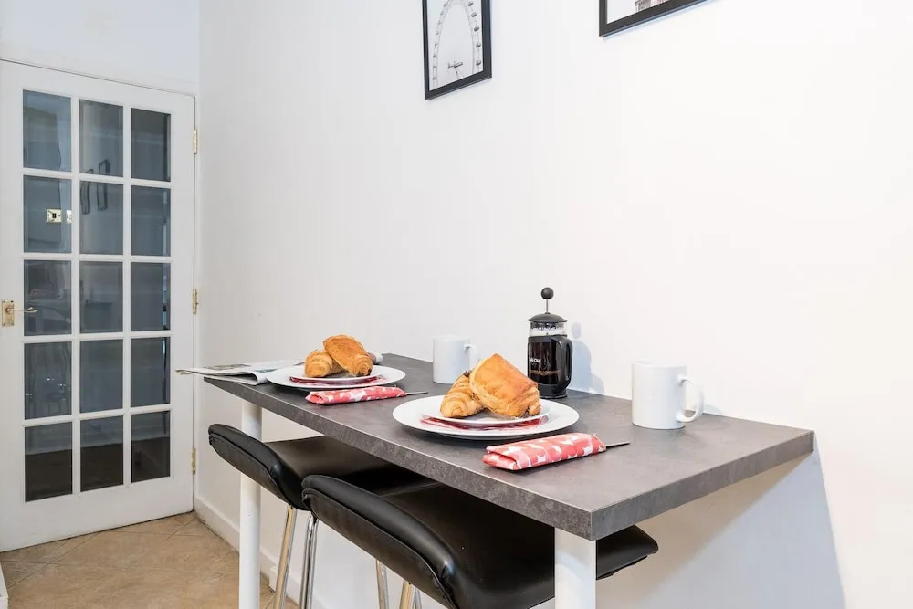 Bright Battersea pad Sleeps 5