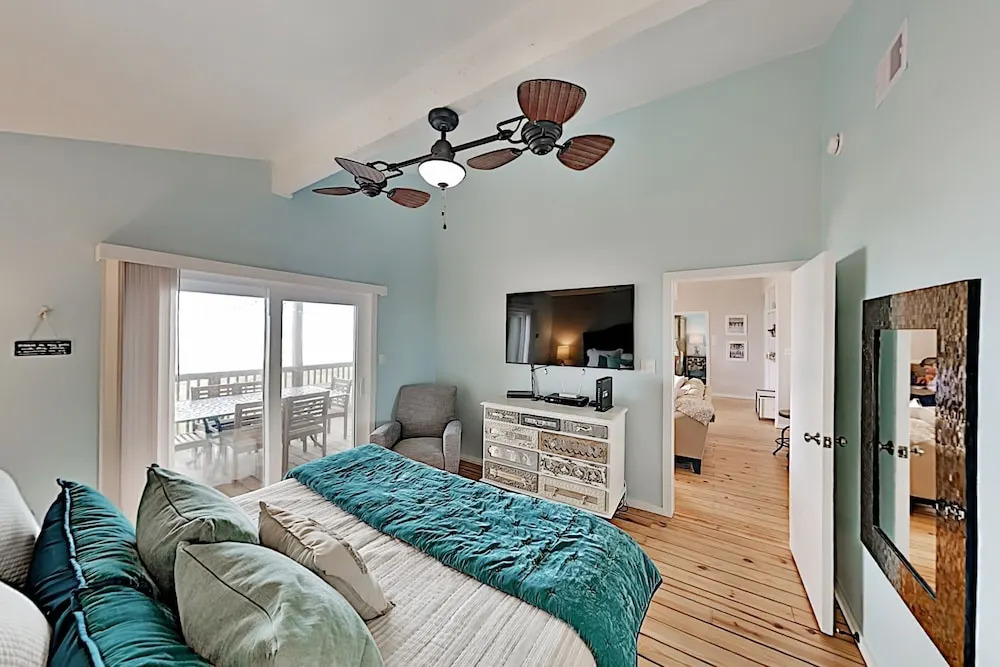 Coastal Winds: Beachfront Beauty - Steps To Sand 3 Bedroom Home