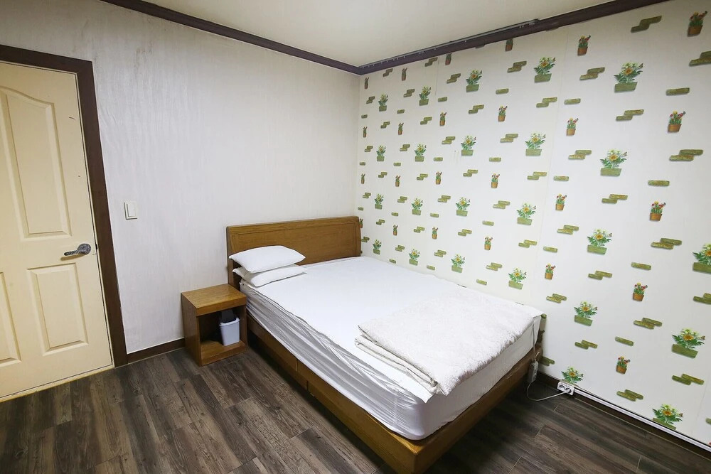 Nonsan Hwangje Motel