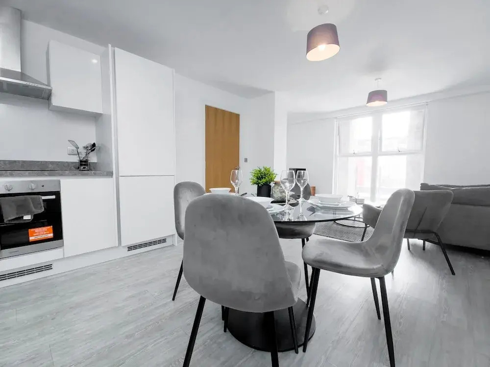 Cosy 2 Bedroom 2 Bath Apartment With Free Parking